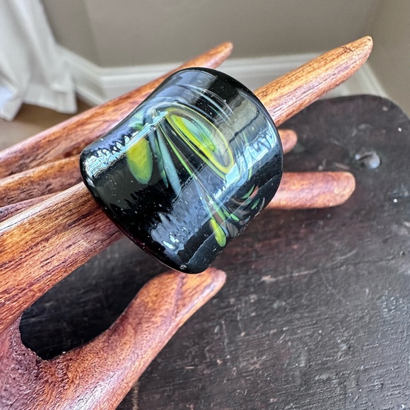 Green and Black Glass Swirl Ring, Size 9 - Picture 5 of 12